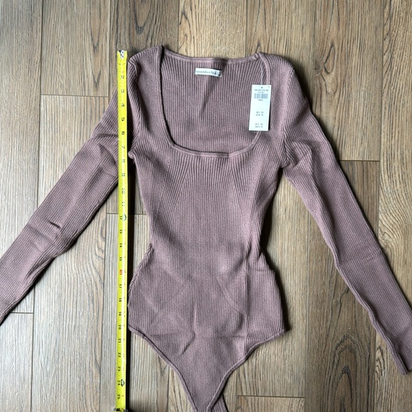 NWT- Abercrombie A&F Long Sleeve Ribbed Body Suit. Mauve - Picture 3 of 6